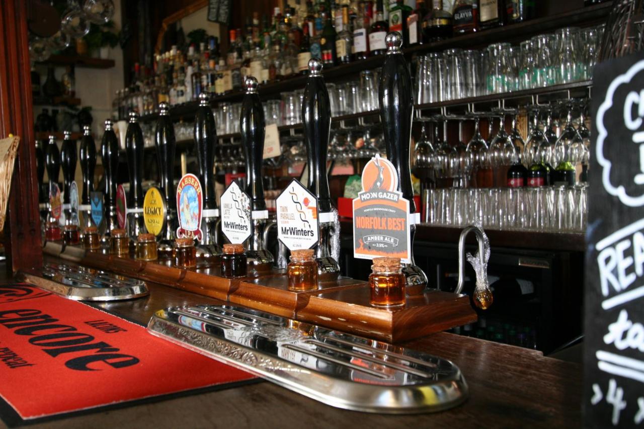 קרומר The Red Lion Hotel מראה חיצוני תמונה Beer taps in a pub