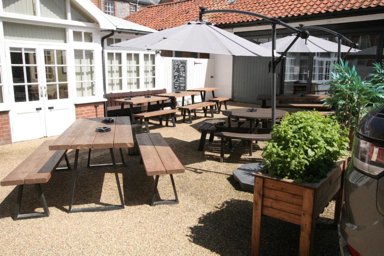 קרומר The Red Lion Hotel מראה חיצוני תמונה The courtyard at The Old Mill