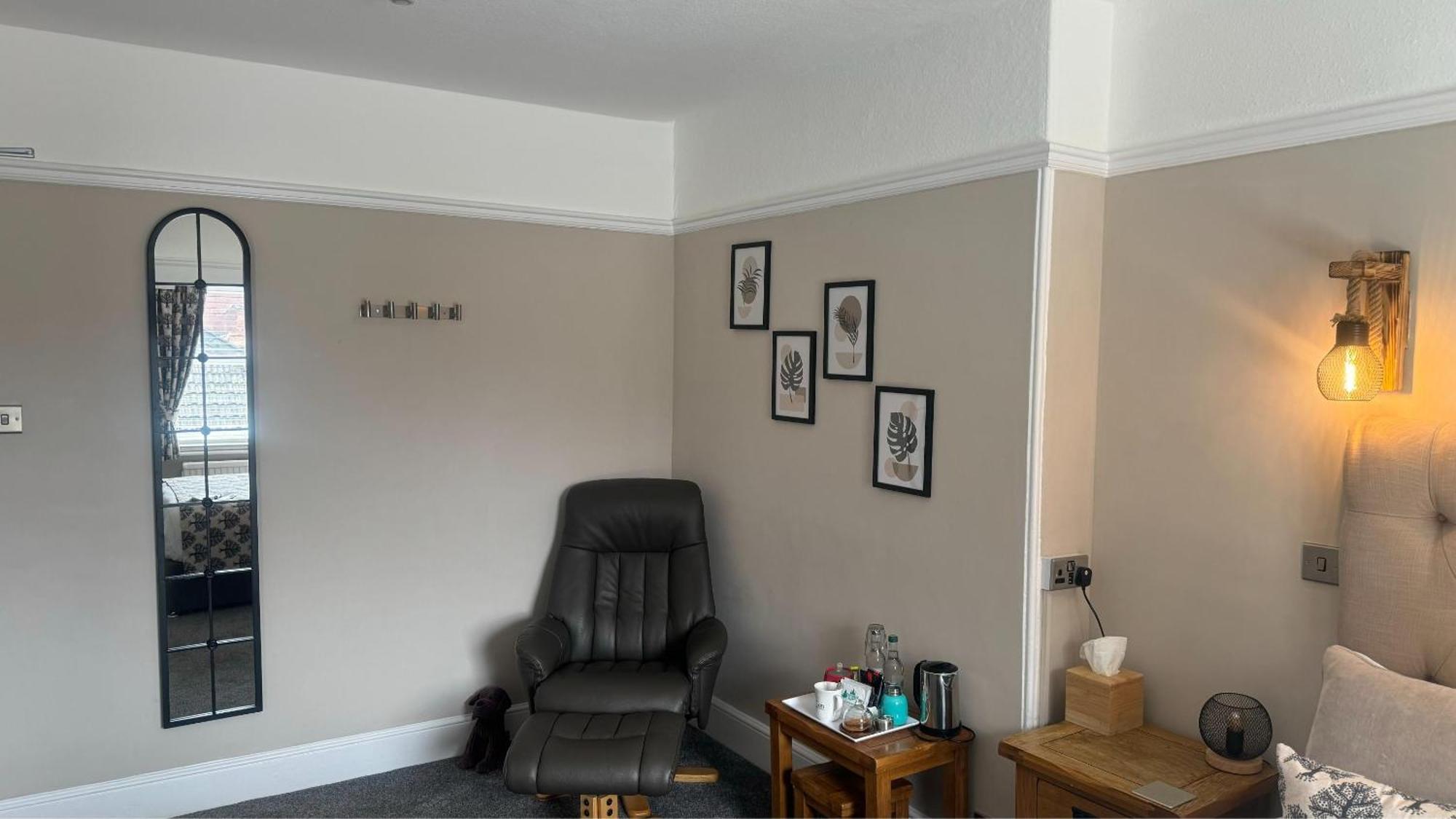 קרומר The Red Lion Hotel מראה חיצוני תמונה A room with a chair