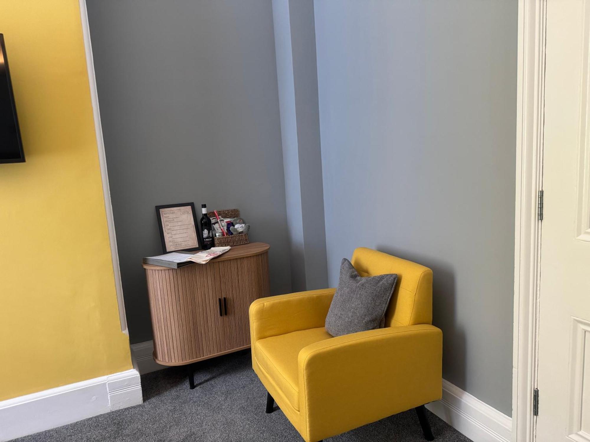 קרומר The Red Lion Hotel מראה חיצוני תמונה A room painted in Dulux's 2019 Colour of the Year, Dulux Arousing Azure