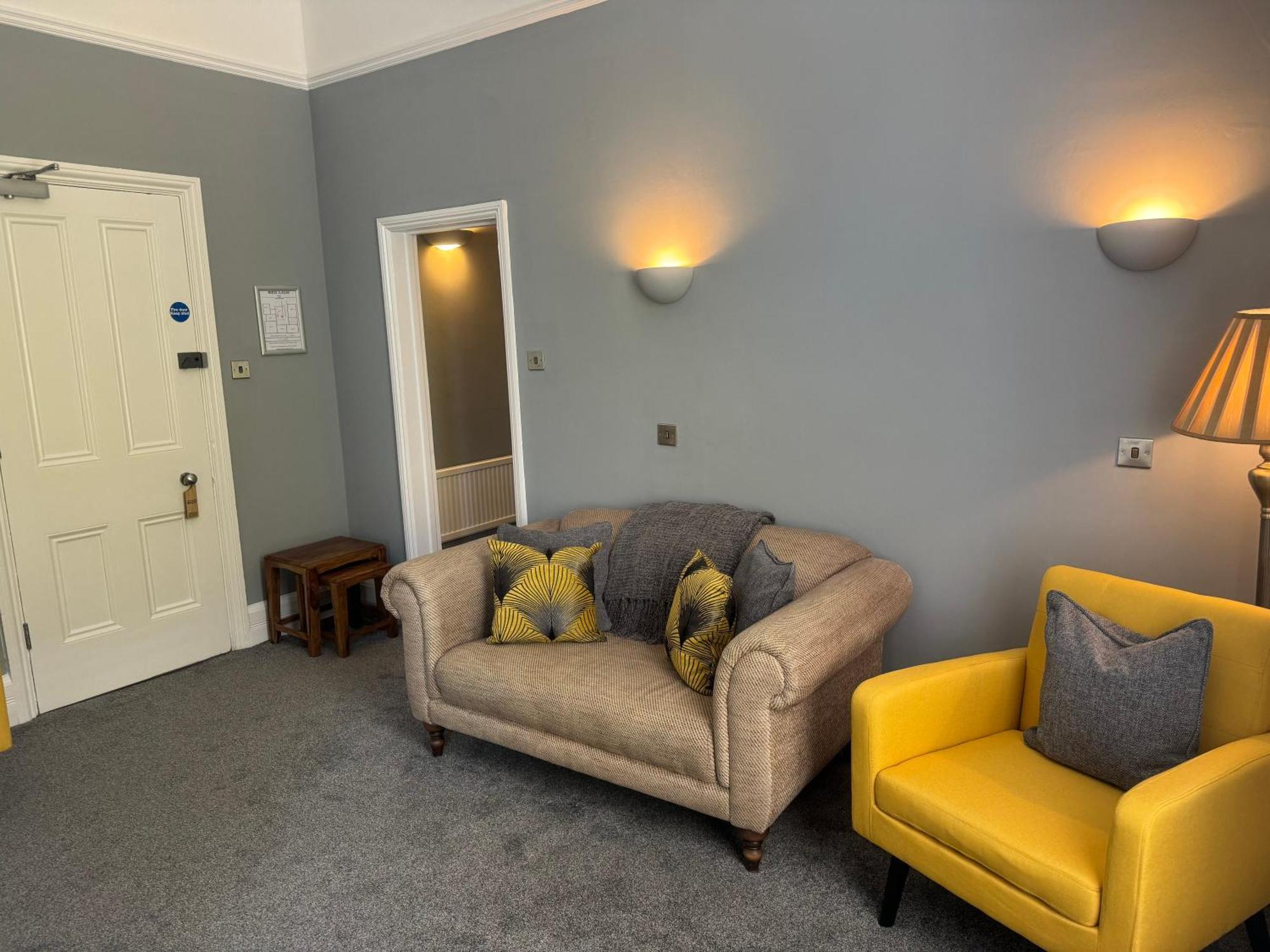 קרומר The Red Lion Hotel מראה חיצוני תמונה The waiting room at the practice